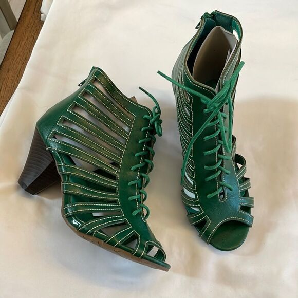 RASOLLI GREEN LACE UP CUT OUT SHOOTIES.  ZIP UP BACK.  NEW IN BOX - Picture 2 of 8
